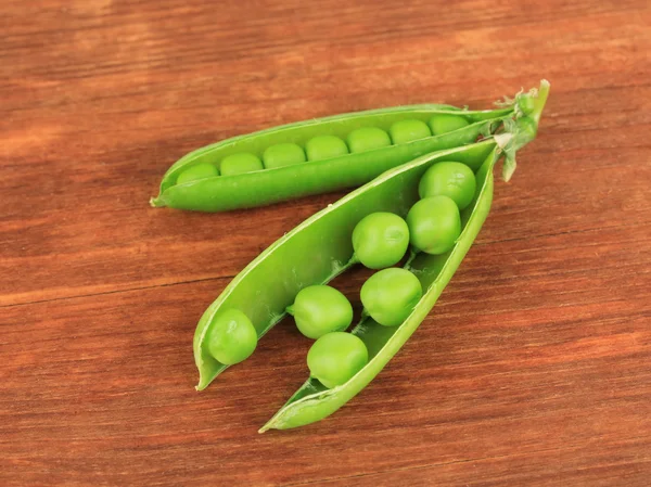 木製の背景に甘いグリーン豆 — ストック写真