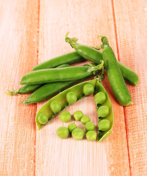 木製の背景に甘いグリーン豆 — ストック写真
