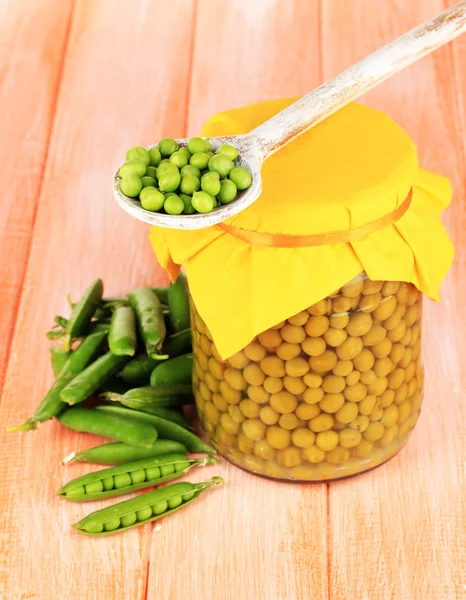 Green peas on wooden background — Stock Photo, Image