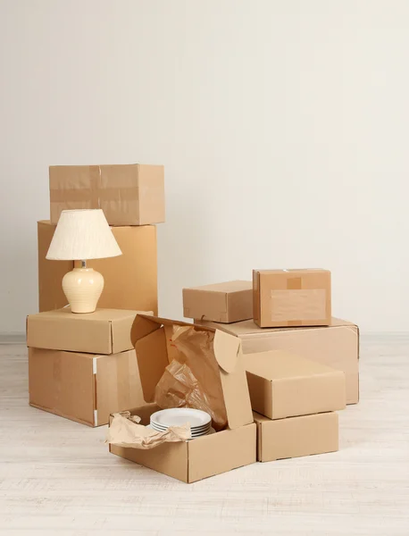 Moving boxes on the floor in empty room — Stock Photo, Image