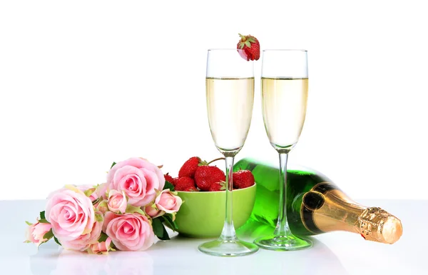 Romantische Stilleven met champagne, aardbei en roze rozen, geïsoleerd op wit — Stockfoto