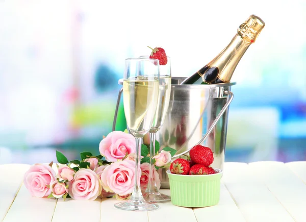 Romântico ainda vida com champanhe, morango e rosa rosas, em fundo brilhante — Fotografia de Stock