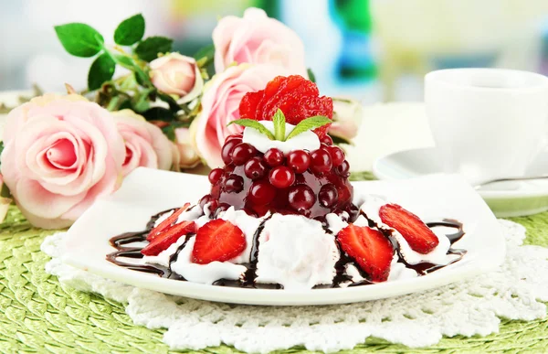 Leckeres Gelee-Dessert mit frischen Beeren, auf hellem Hintergrund — Stockfoto