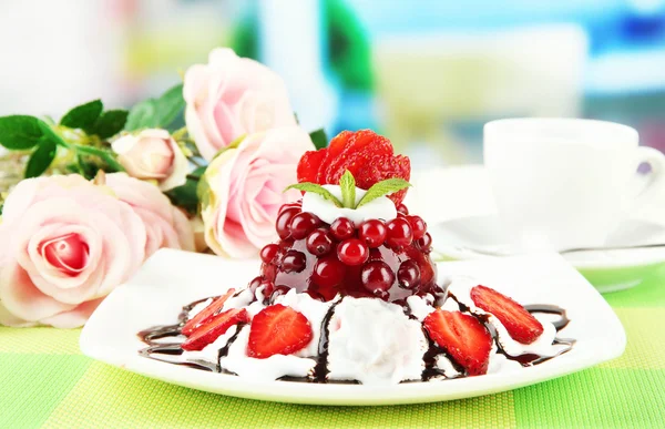 美味果冻甜点与新鲜浆果，在明亮的背景上 — 图库照片
