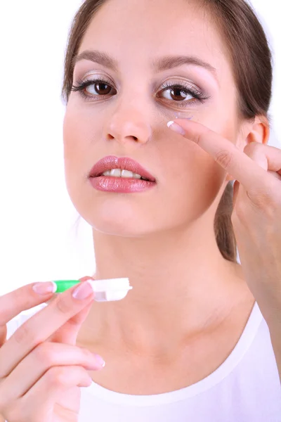 Ung kvinna sätta kontaktlinsen i ögat på nära håll Stockbild