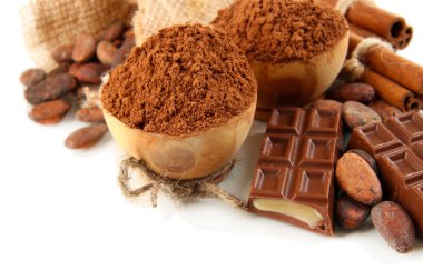 çikolatalı tatlılar, kakao ve baharat üzerine beyaz izole, kompozisyon