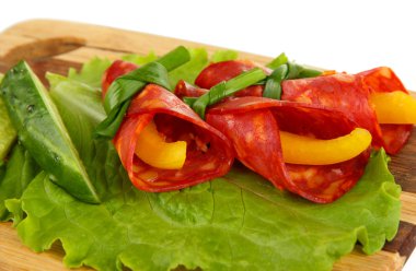 Salam içinde kırmızı biber adet ahşap tahta üzerinde rulo