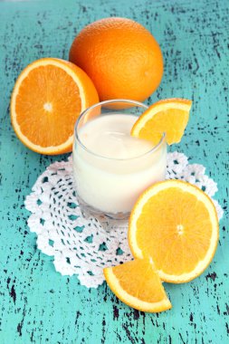 ahşap masa yakın çekim üzerinde turuncu cam lezzetli yoğurt