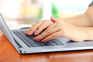 laptop, parlak zemin üzerine yazarak eller