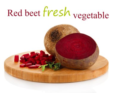 gemide izole üzerinde beyaz dilimlenmiş kırmızı pancar