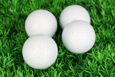 golf topları çimenlerin üzerinde kapat