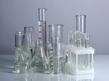 gri arka plan üzerinde test tüpleri