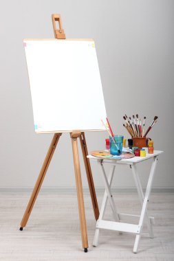 temiz kağıdı ve odada sanat malzemeleri ahşap şövale
