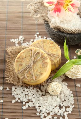 el yapımı Sabun ve deniz tuzu gri bambu hasır üzerinde