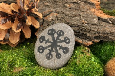 servet taş üzerine sembollerle anlatmaya yakın çekim