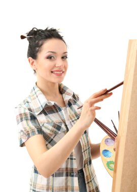 güzel bir genç kadın ressam üzerine beyaz izole iş başında