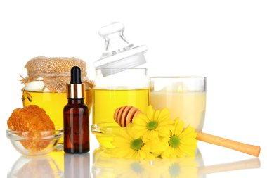 yağlar ve üzerinde beyaz izole bal kokulu bal spa