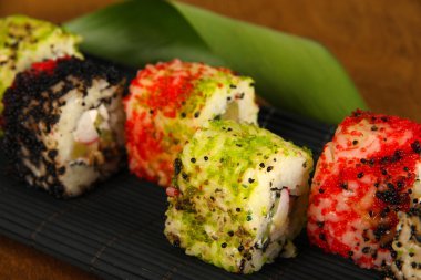 lezzetli maki sushi - mat kahverengi zemin üzerinde rulo