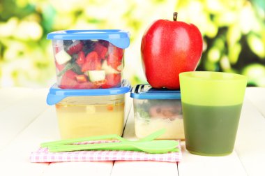 parlak zemin üzerine ahşap masa üzerinde plastik kaplarda lezzetli yemek