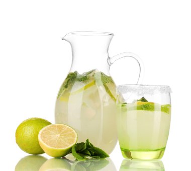 limonade in werper en glas geïsoleerd op wit