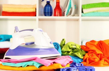 Giysi ve demir raf arka plan üzerinde tablo