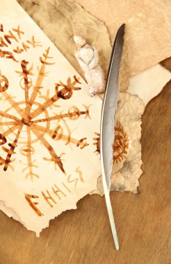 ahşap zemin üzerinde eski kağıtlar