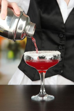 Barmen eline cam parlak zemin üzerine dökerek kokteyl shaker ile