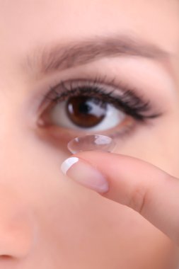 genç kadın koyarak Kontakt lens gözüne yakın çekim