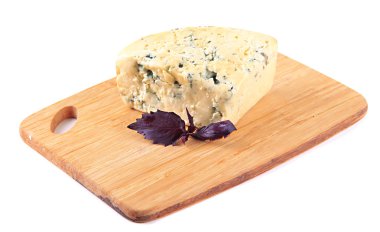 lezzetli mavi peynir beyaz izole kesme tahtası üzerinde