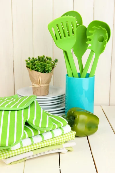 Ajustes de cocina: utensilios, agarraderas, toallas y más en la mesa de madera — Foto de Stock