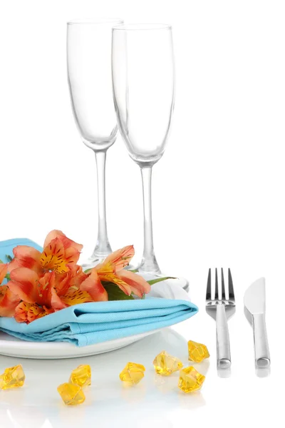 Накрытие праздничного стола с цветами, изолированными на белом — стоковое фото