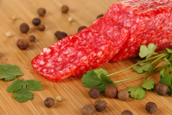 Leckere Salami auf Holzbrett in Großaufnahme — Stockfoto