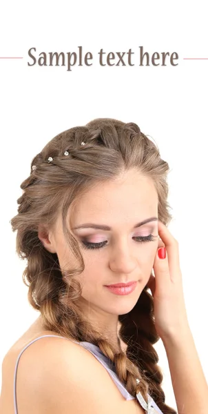 Jeune femme avec une belle coiffure, isolé sur blanc — Photo