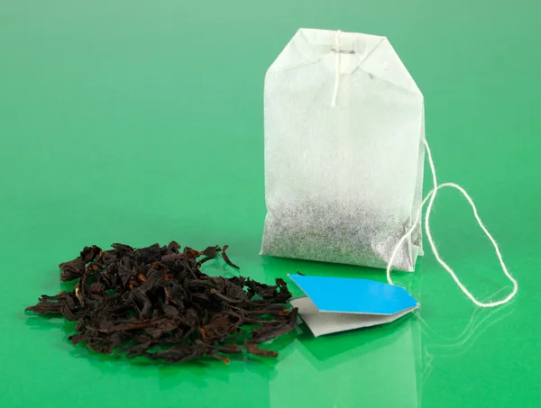 Bolsa de té en fondo verde — Stockfoto