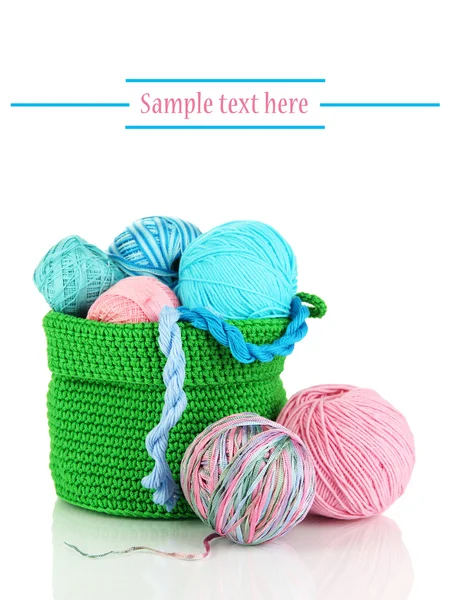 Fio colorido para tricô em cesta verde isolado em branco — Fotografia de Stock