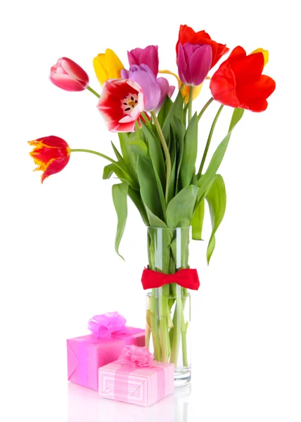 Mooie tulpen in boeket met geschenken geïsoleerd op wit — Stockfoto