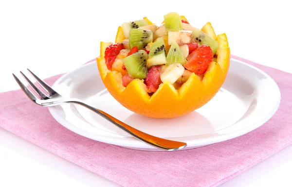 Ensalada de frutas en naranja ahuecada aislada sobre blanco — Foto de Stock