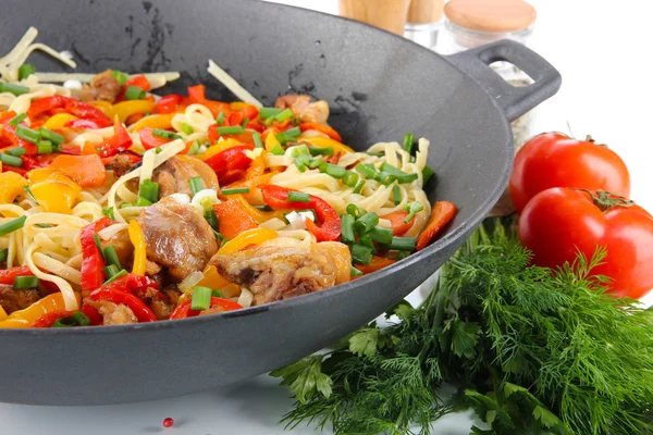 Nudlar med grönsaker på wok närbild — Stockfoto