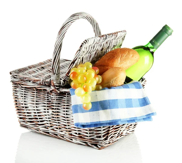Picknickmand met druivenmost en fles wijn, geïsoleerd op wit — Stockfoto
