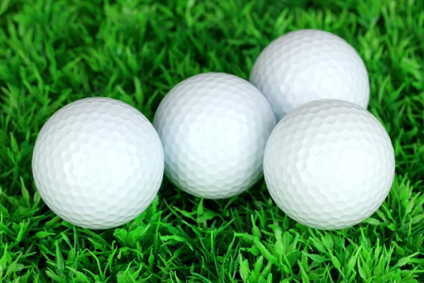 Golfballen op gras close-up — Stockfoto