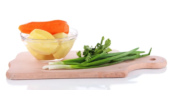 Verduras peladas en un tazón aislado sobre blanco —  Fotos de Stock