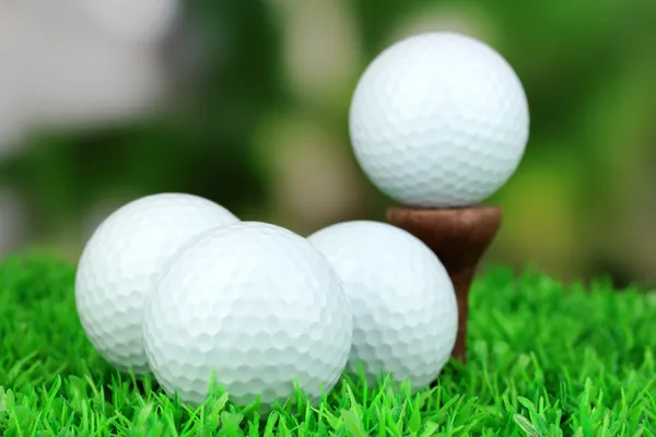 Pelotas de golf en la hierba al aire libre de cerca — Foto de Stock