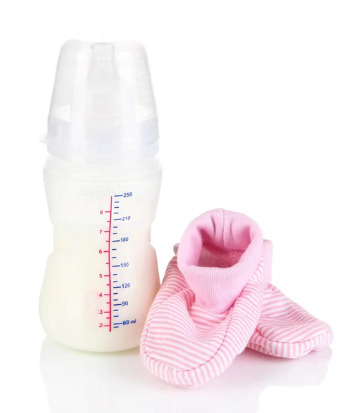 Bottiglia per latte in formula con stivaletti isolati su bianco — Foto Stock