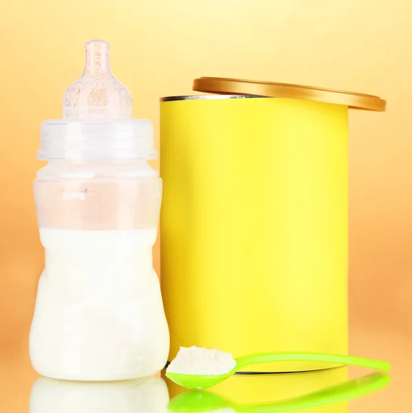 Botol dengan susu dan makanan untuk bayi dengan latar belakang berwarna krem — Stok Foto