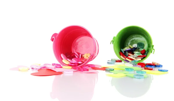 Botões coloridos espalhados de baldes isolados em branco — Fotografia de Stock