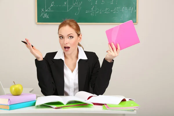 Porträt einer Lehrerin, die im Klassenzimmer arbeitet — Stockfoto