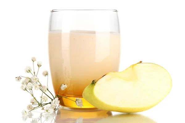 Délicieux yaourt en verre avec pomme isolée sur blanc — Photo