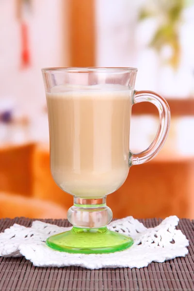 Шарована кава в склянці на столі на яскравому фоні — стокове фото