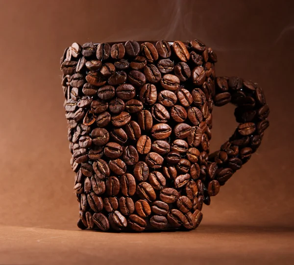 Kahverengi zemin üzerine kahve çekirdekleri fincan — Stok fotoğraf