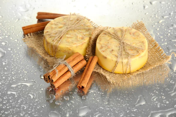 Handgemaakte zeep en bamboe met druppels, close-up — Stockfoto